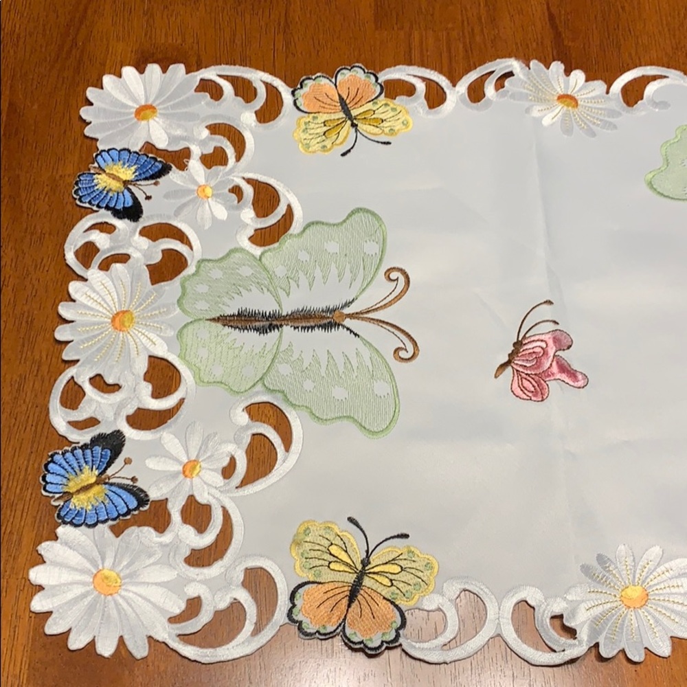 Table Runner - Picture 4 of 4